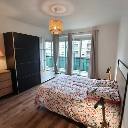 Charming T3 With Balconies In Apartman *